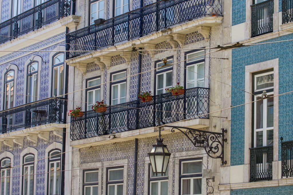 Snidade balkongräcken, gatlyktor och kaklade husfasader - Lissabon!