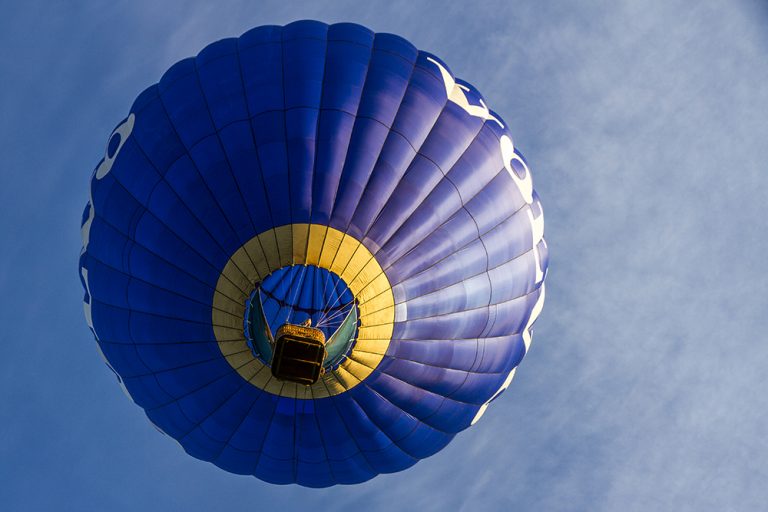 Luftballong mot blå himmel