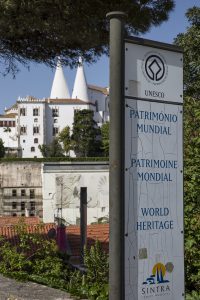 Sintra med på Unescos världsarvlista. I bakgrunden syns Palácio Nacional de Sintra med sina typiska 2 vita skorstenar.