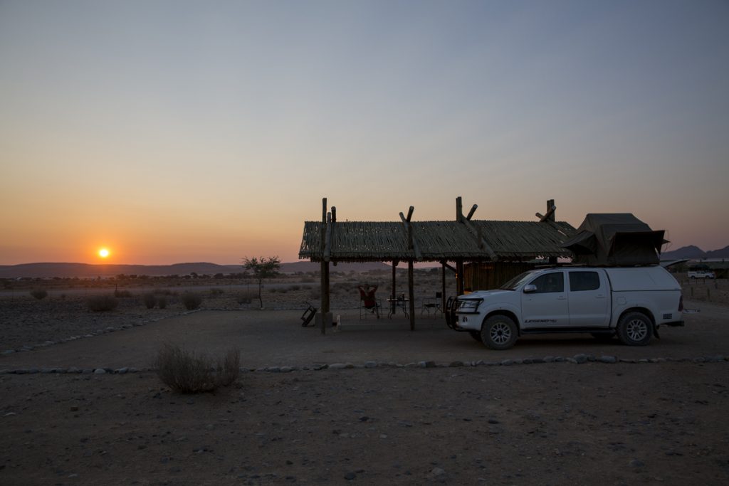Vi avslutar dagen lite lagom avslappnat vid Sossus Oasis Campsite och ännu en vacker solnedgång. I morgon blir det sanddyner...