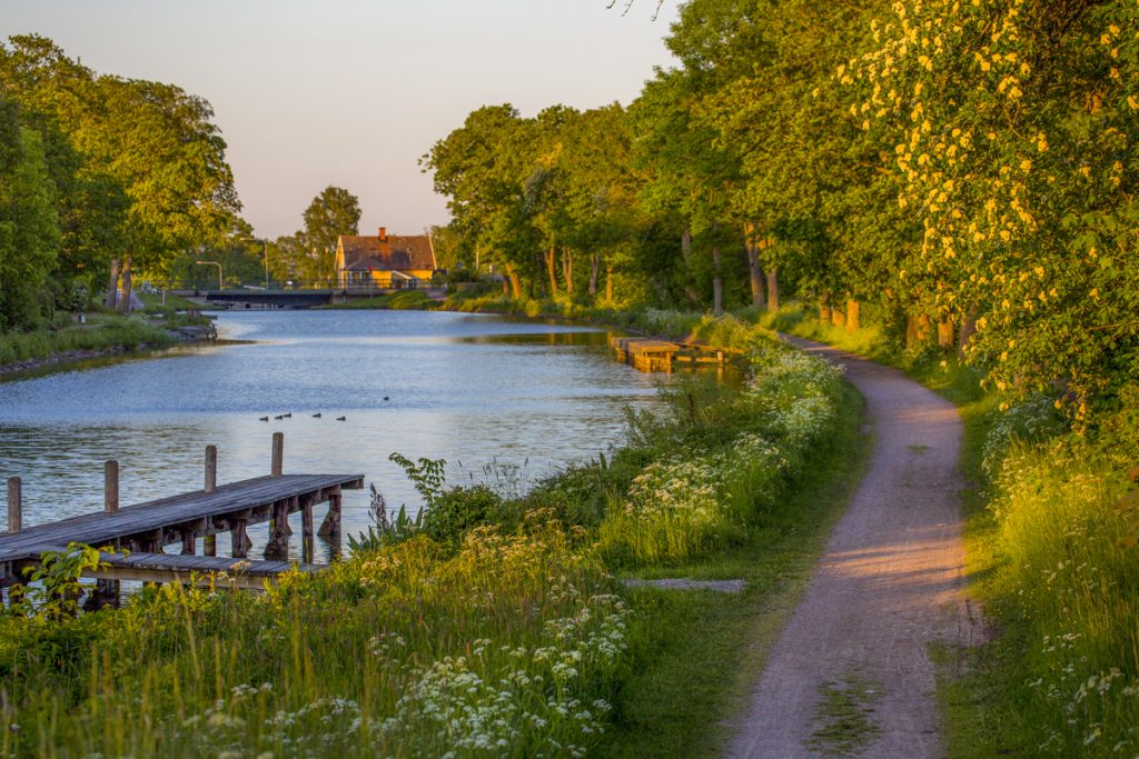 En underbart skön kvällspromenad lång Göta Kanal vid Ljungsbro