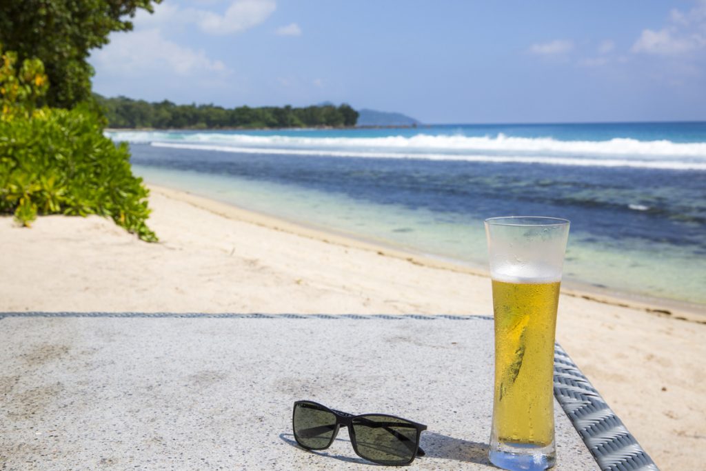 Visst måste den här bilden vara med i i blogg från Seychellerna. Vätskebalansen är ju viktig i värmen.