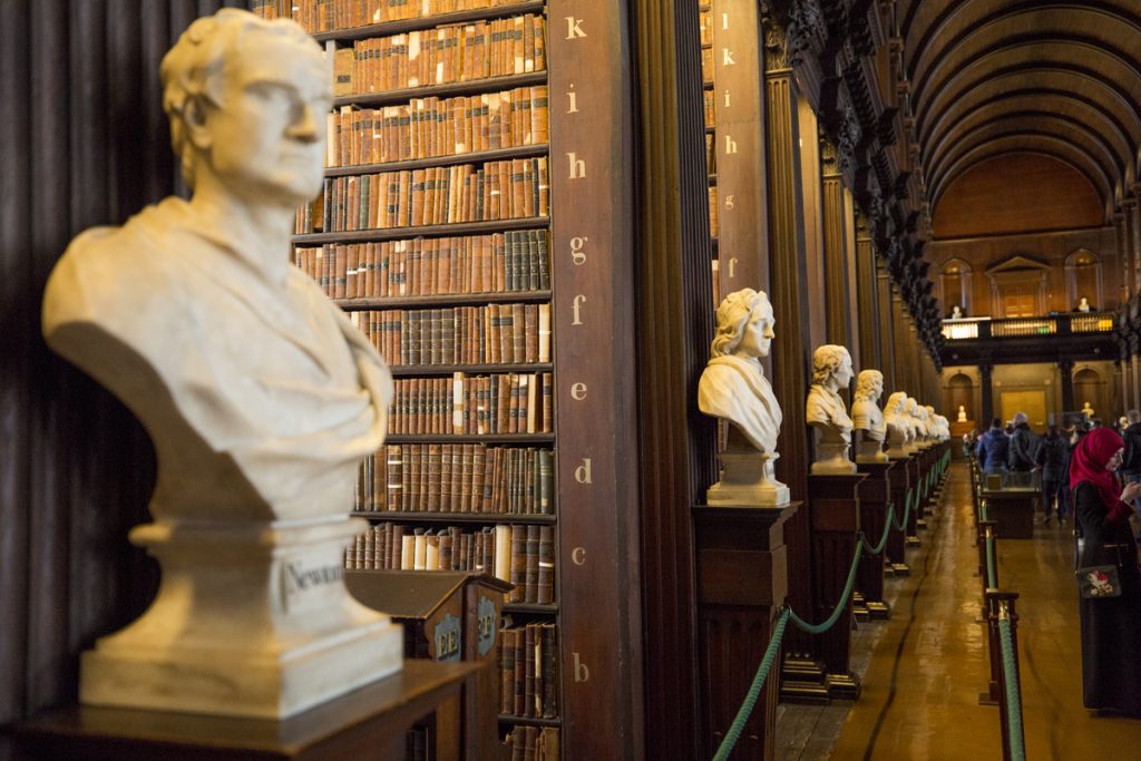 Många är de kända personer som står som byst i Trinity College Library