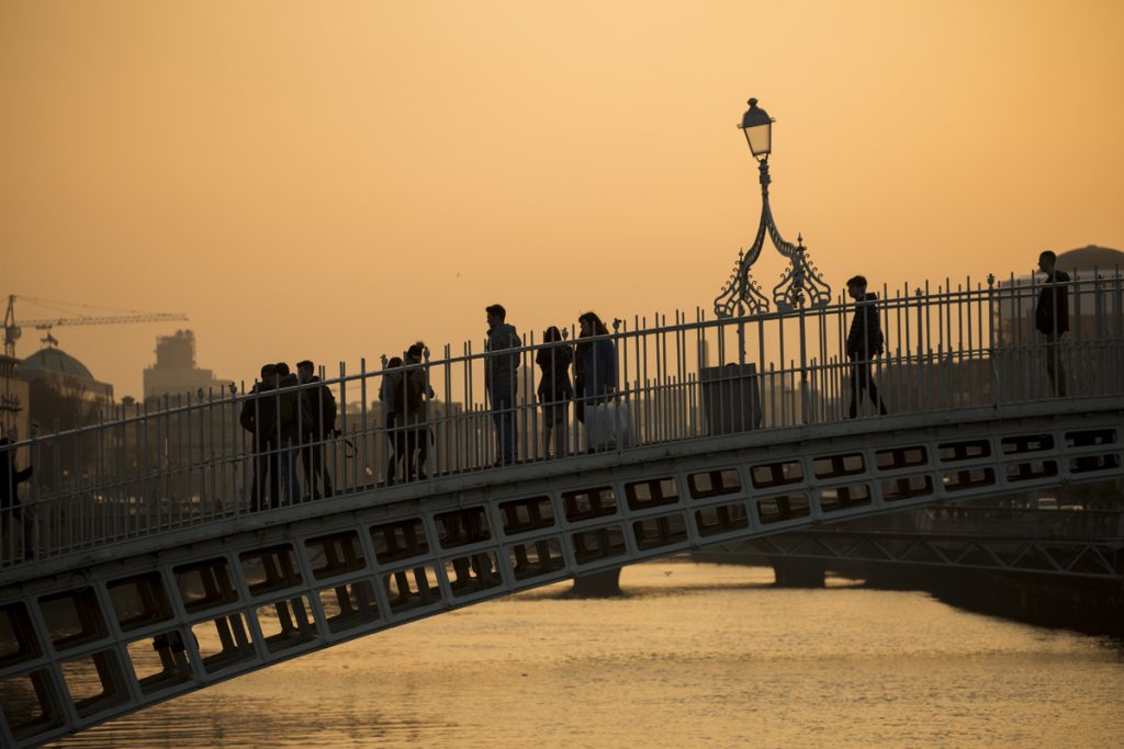 Ha'penny Bridge i solnedgången