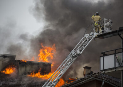 Brand i Linköping_Brandman släcker